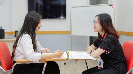 Trợ giảng hỗ trợ hoạt động  học tập của con